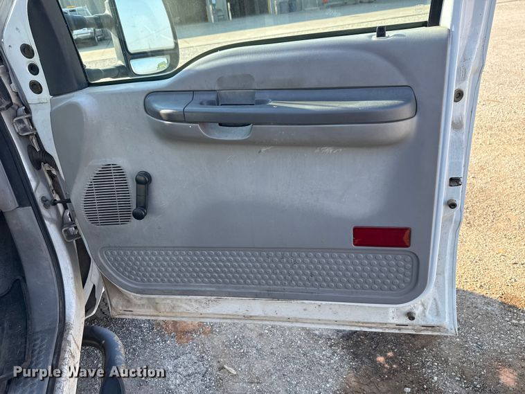 image for item EU5136 2000 Ford F450 Super Duty flatbed truck