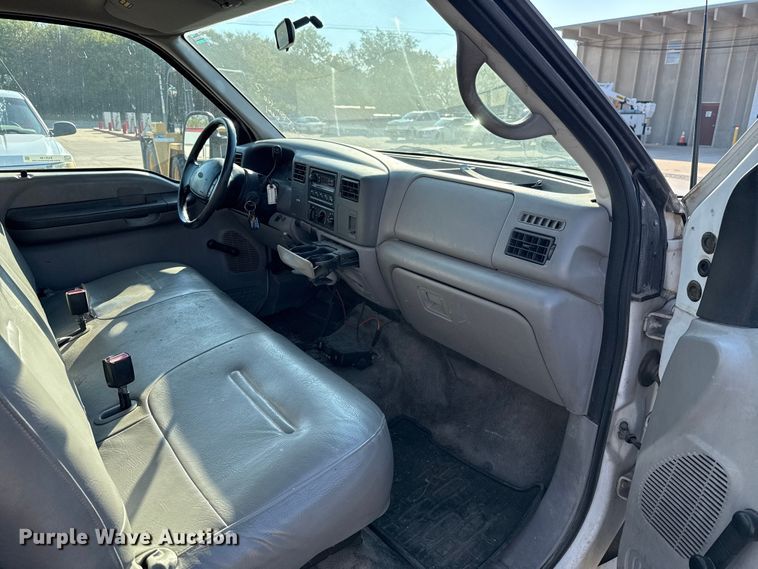 image for item EU5136 2000 Ford F450 Super Duty flatbed truck