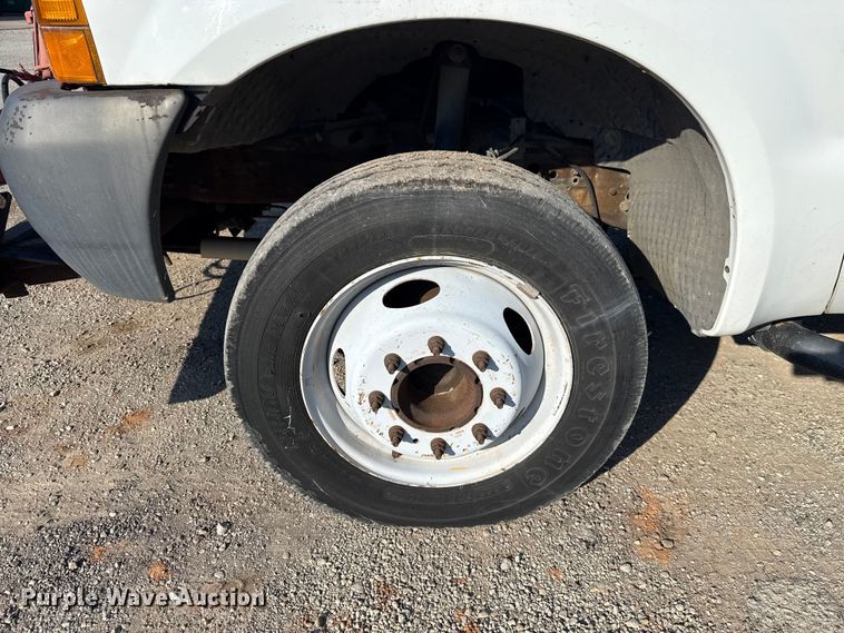 image for item EU5136 2000 Ford F450 Super Duty flatbed truck