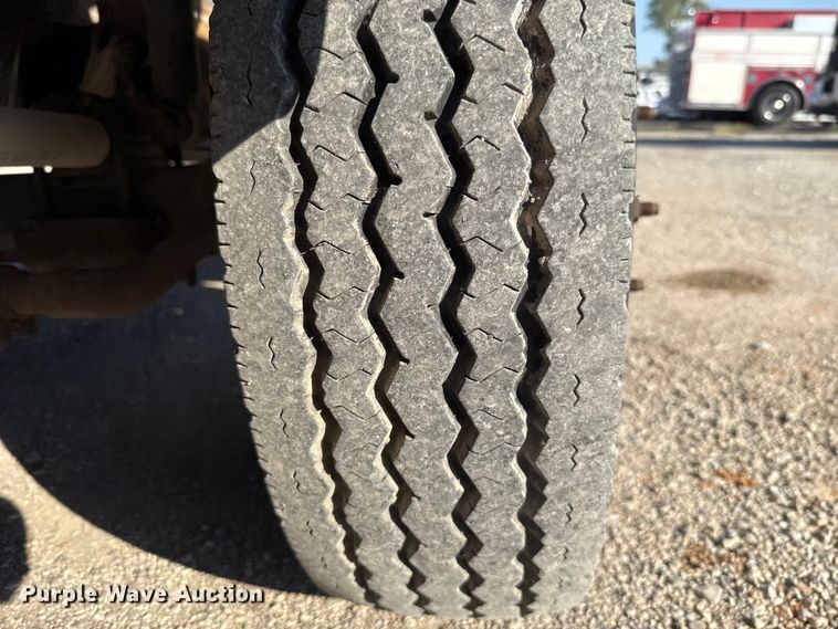 image for item EU5136 2000 Ford F450 Super Duty flatbed truck