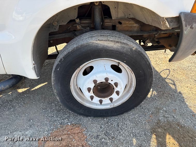 image for item EU5136 2000 Ford F450 Super Duty flatbed truck