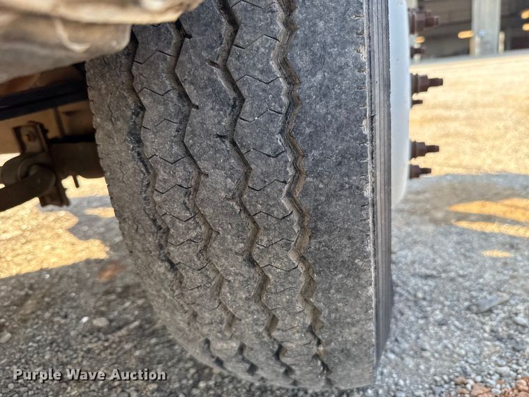 image for item EU5136 2000 Ford F450 Super Duty flatbed truck