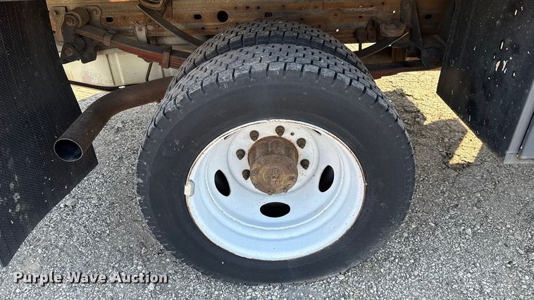 image for item EU5136 2000 Ford F450 Super Duty flatbed truck