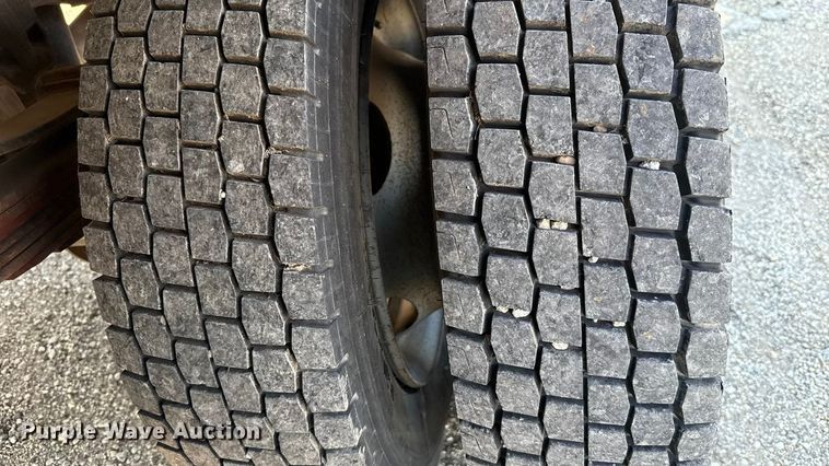 image for item EU5136 2000 Ford F450 Super Duty flatbed truck