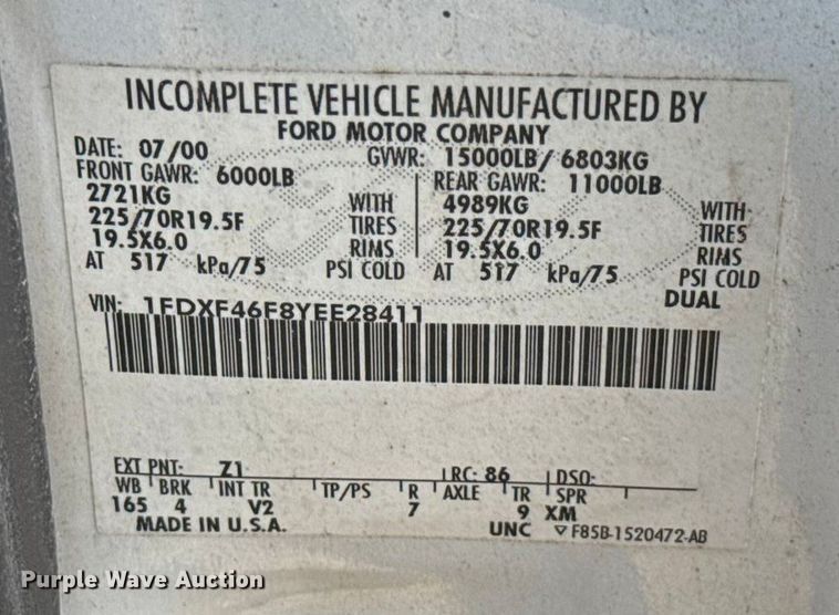 image for item EU5136 2000 Ford F450 Super Duty flatbed truck