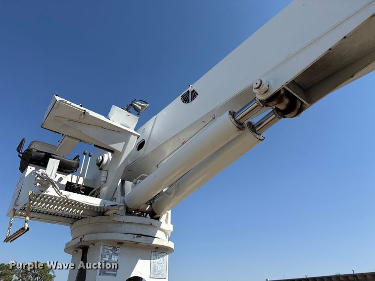 image for item EU5137 1995 International 4900 digger derrick truck