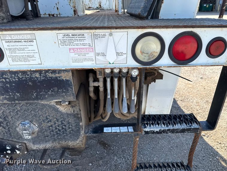 image for item EU5137 1995 International 4900 digger derrick truck