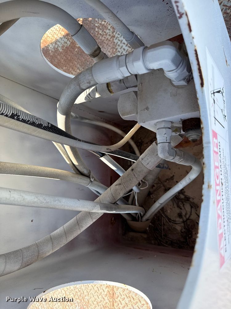 image for item EU5137 1995 International 4900 digger derrick truck