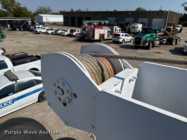 image for item EU5137 1995 International 4900 digger derrick truck