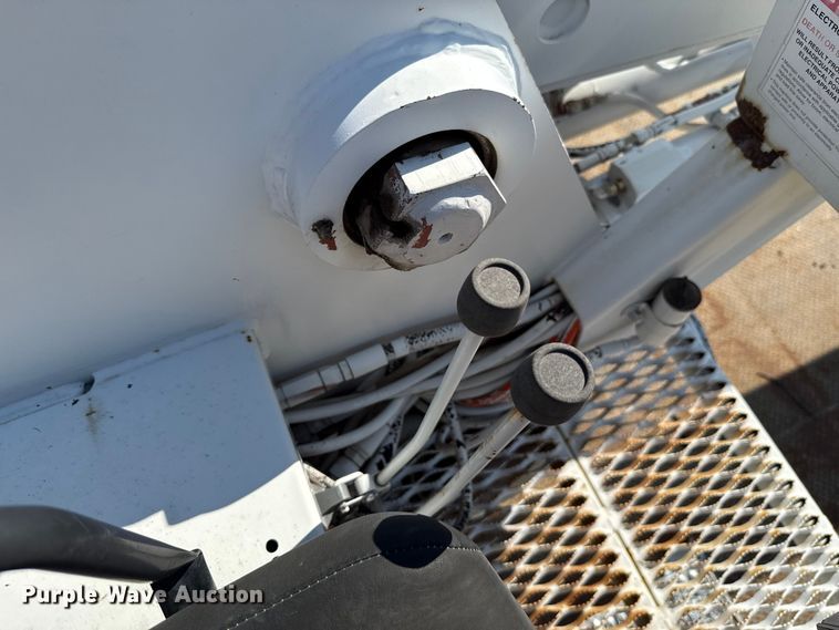 image for item EU5137 1995 International 4900 digger derrick truck