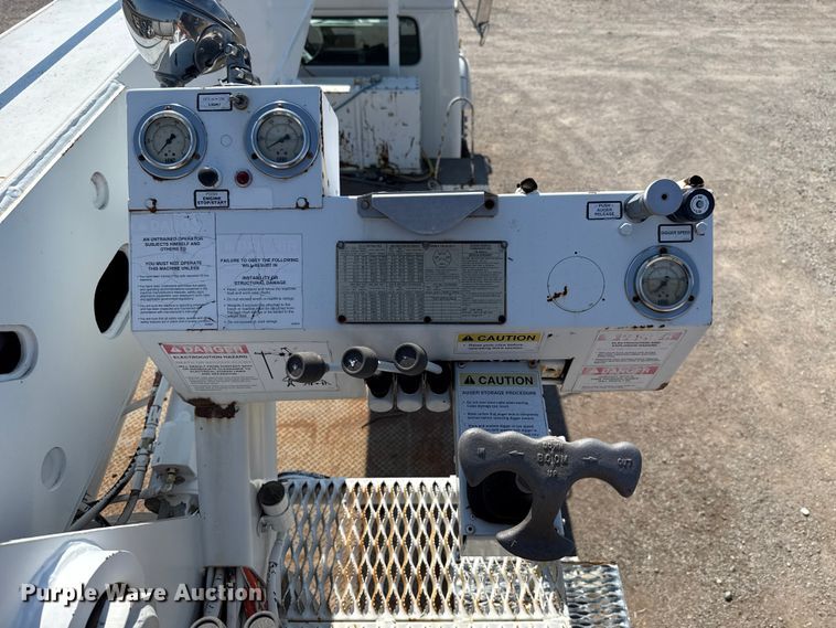 image for item EU5137 1995 International 4900 digger derrick truck