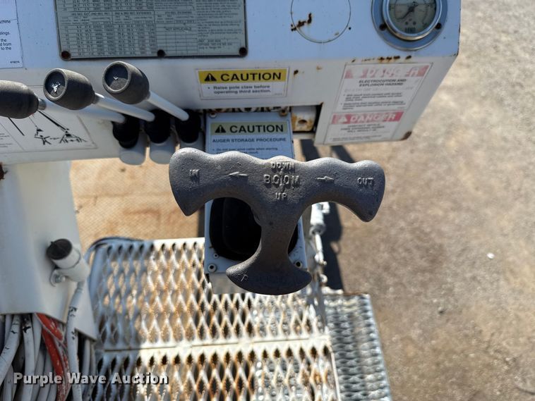 image for item EU5137 1995 International 4900 digger derrick truck