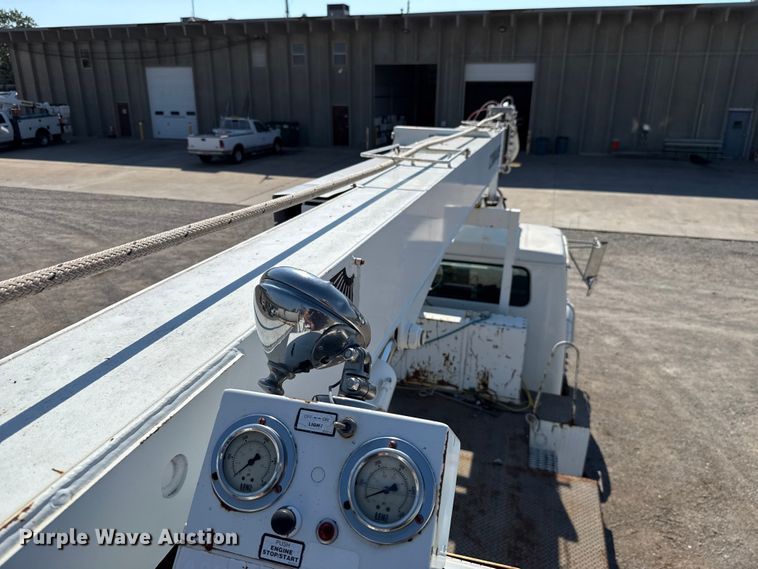 image for item EU5137 1995 International 4900 digger derrick truck