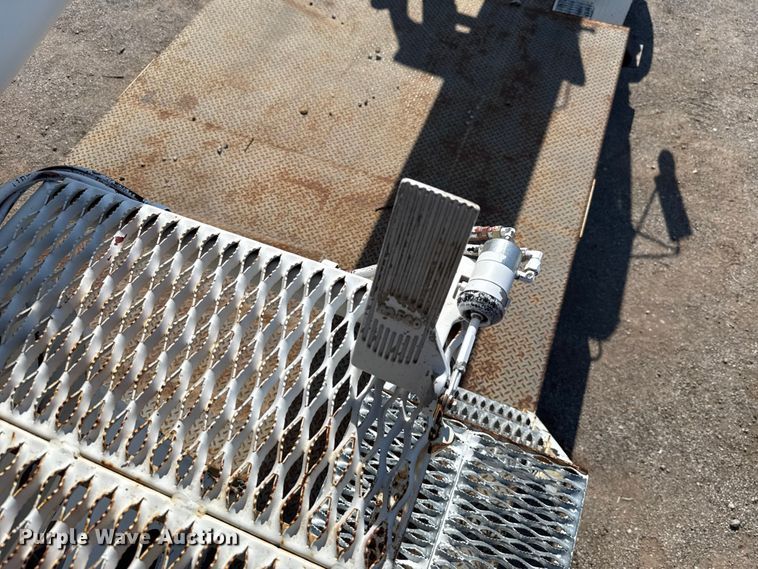 image for item EU5137 1995 International 4900 digger derrick truck