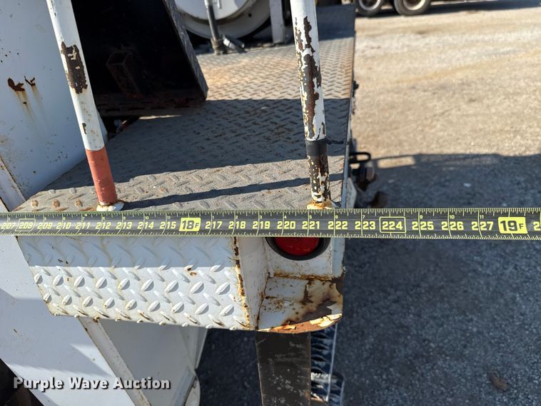 image for item EU5137 1995 International 4900 digger derrick truck