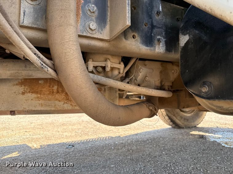 image for item EU5137 1995 International 4900 digger derrick truck