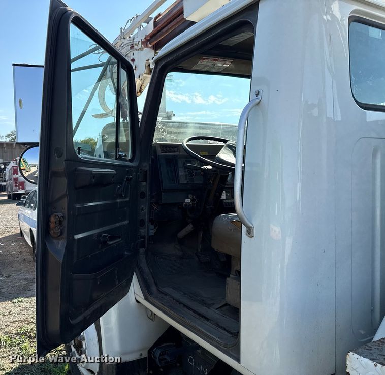 image for item EU5137 1995 International 4900 digger derrick truck