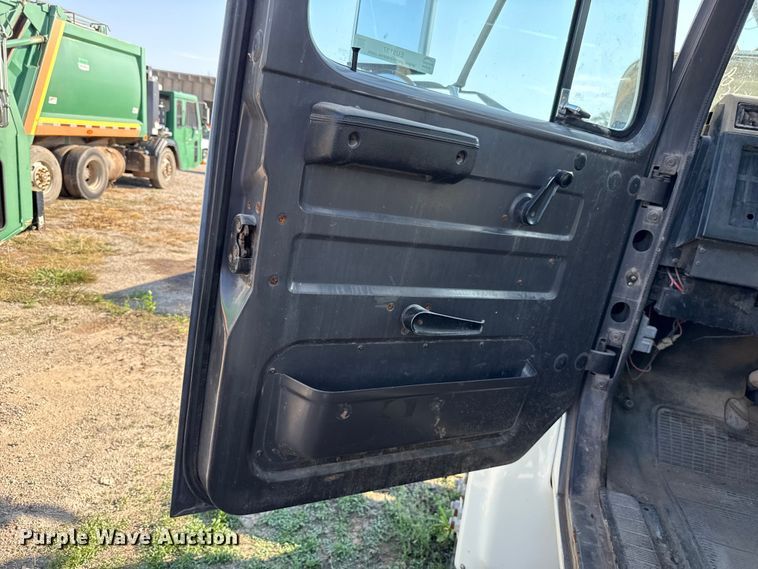 image for item EU5137 1995 International 4900 digger derrick truck