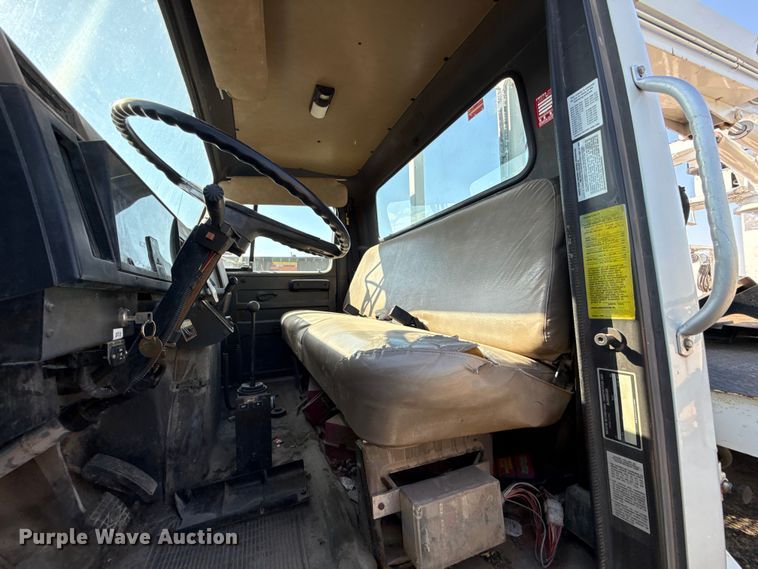 image for item EU5137 1995 International 4900 digger derrick truck