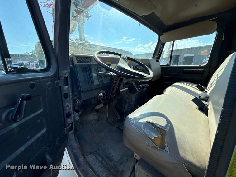 image for item EU5137 1995 International 4900 digger derrick truck