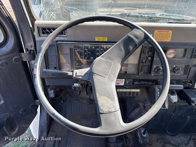 image for item EU5137 1995 International 4900 digger derrick truck