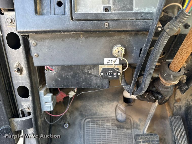 image for item EU5137 1995 International 4900 digger derrick truck