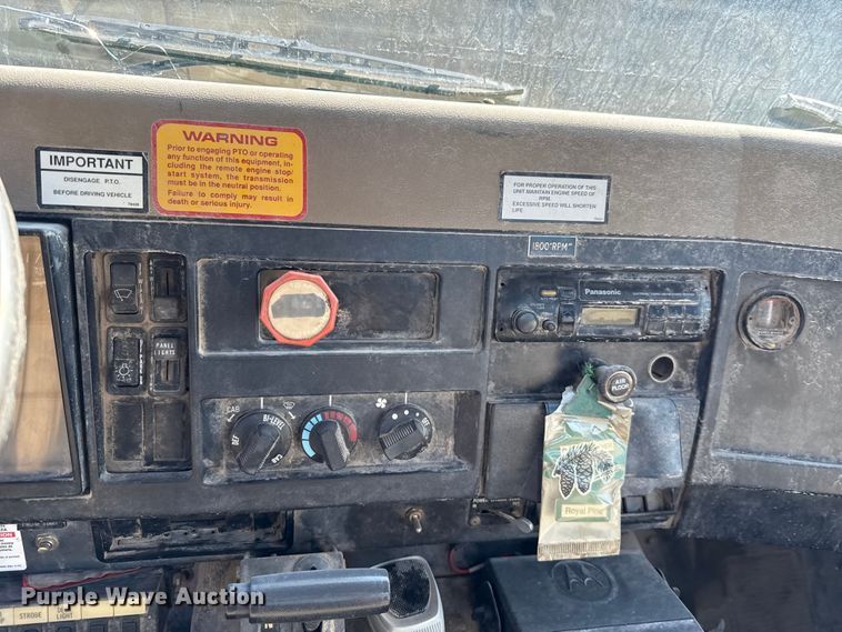 image for item EU5137 1995 International 4900 digger derrick truck