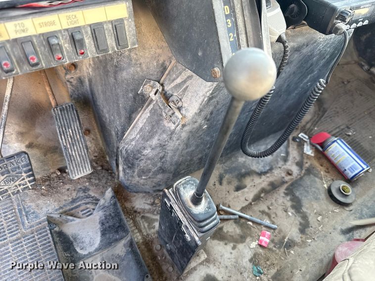 image for item EU5137 1995 International 4900 digger derrick truck