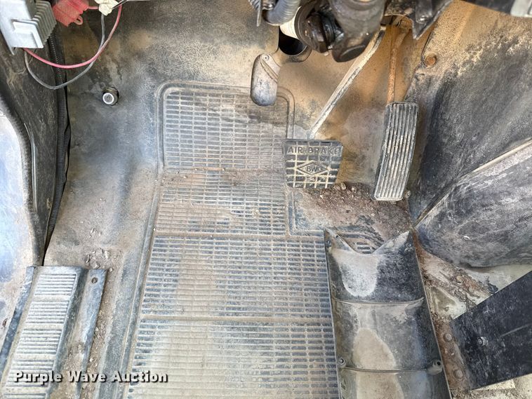 image for item EU5137 1995 International 4900 digger derrick truck