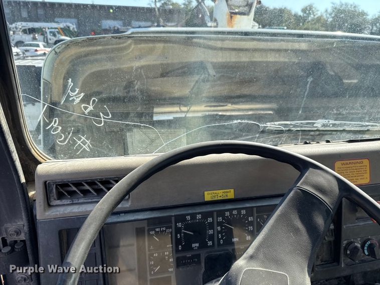 image for item EU5137 1995 International 4900 digger derrick truck