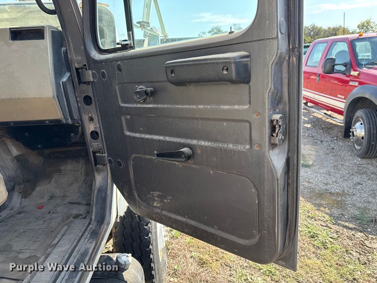 image for item EU5137 1995 International 4900 digger derrick truck