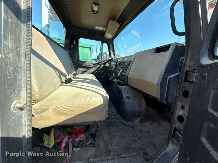 image for item EU5137 1995 International 4900 digger derrick truck