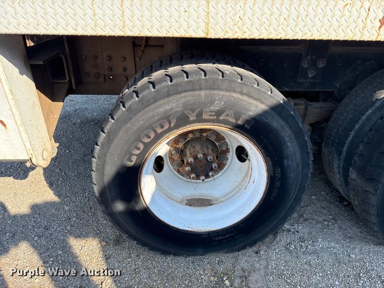 image for item EU5137 1995 International 4900 digger derrick truck