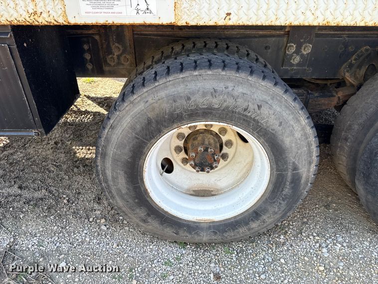 image for item EU5137 1995 International 4900 digger derrick truck