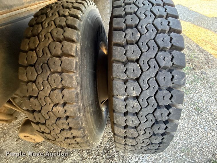 image for item EU5137 1995 International 4900 digger derrick truck