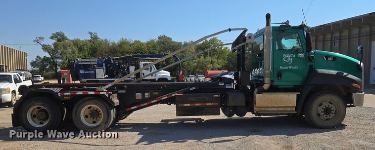 image for item EU5143 2016 Caterpillar CF7AA roll-off container truck