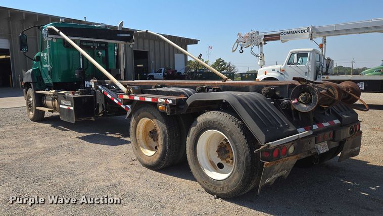 image for item EU5143 2016 Caterpillar CF7AA roll-off container truck