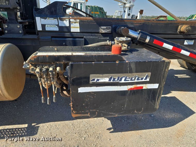 image for item EU5143 2016 Caterpillar CF7AA roll-off container truck