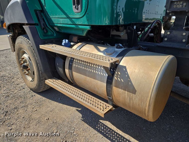 image for item EU5143 2016 Caterpillar CF7AA roll-off container truck