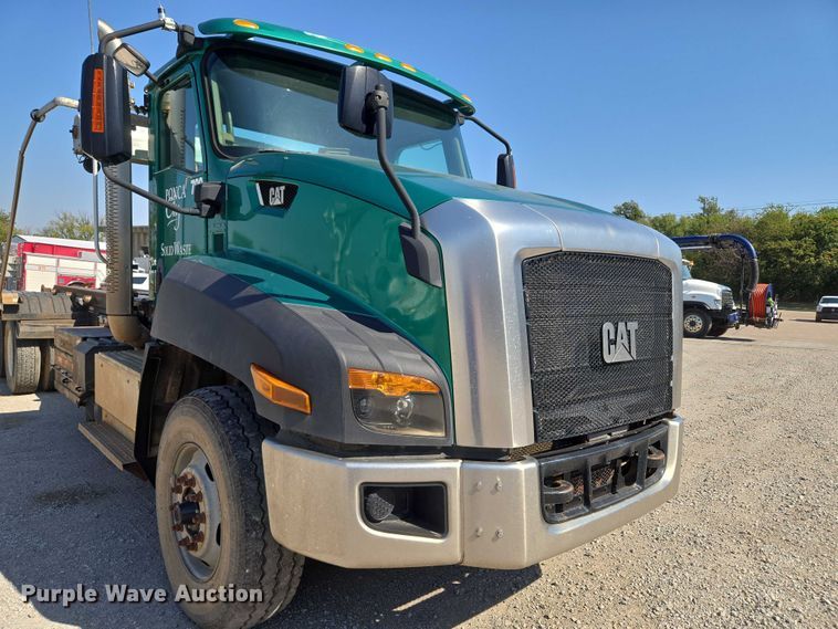 image for item EU5143 2016 Caterpillar CF7AA roll-off container truck