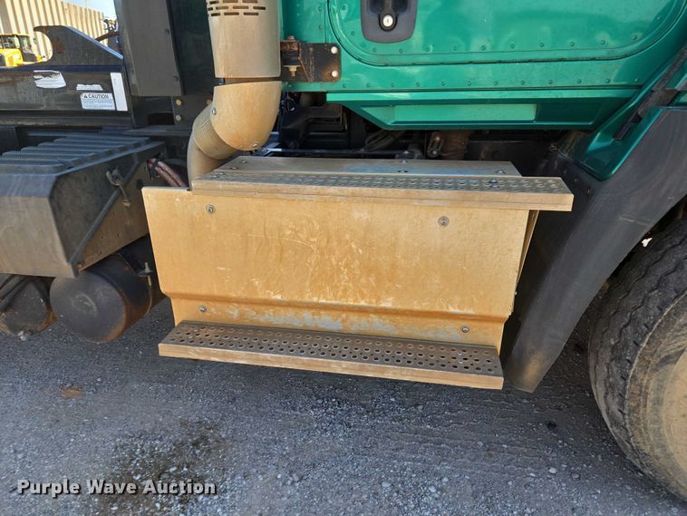 image for item EU5143 2016 Caterpillar CF7AA roll-off container truck