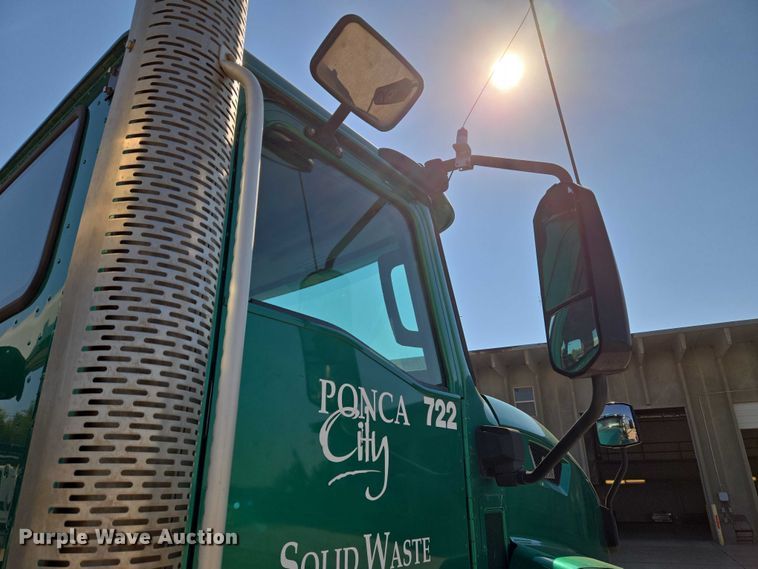 image for item EU5143 2016 Caterpillar CF7AA roll-off container truck