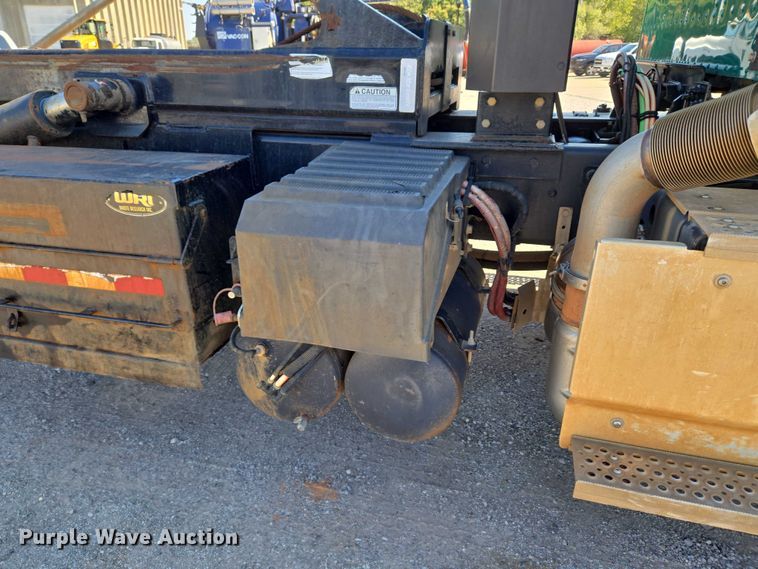 image for item EU5143 2016 Caterpillar CF7AA roll-off container truck