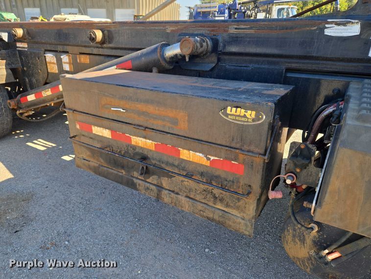 image for item EU5143 2016 Caterpillar CF7AA roll-off container truck