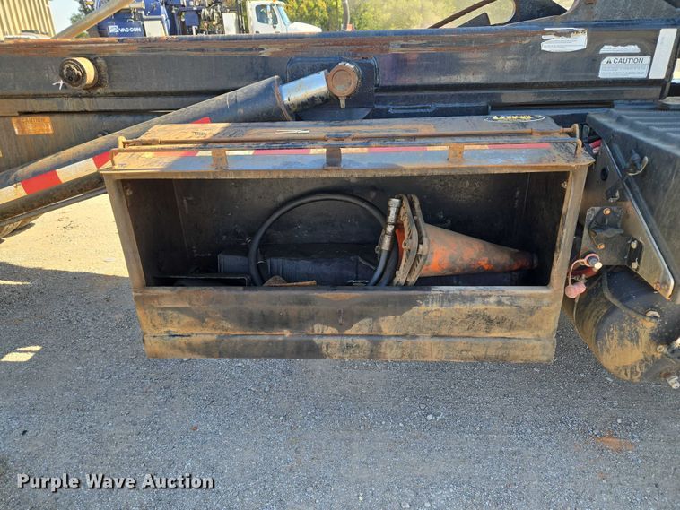 image for item EU5143 2016 Caterpillar CF7AA roll-off container truck