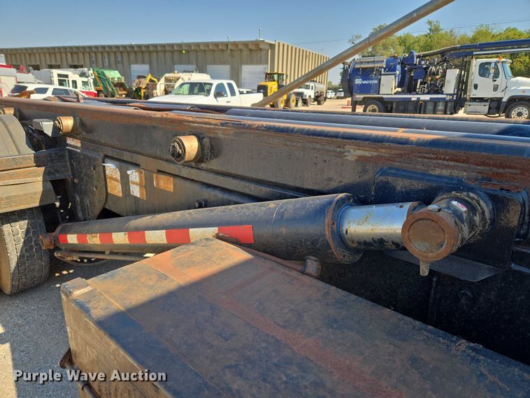 image for item EU5143 2016 Caterpillar CF7AA roll-off container truck