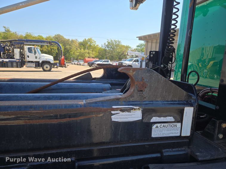 image for item EU5143 2016 Caterpillar CF7AA roll-off container truck