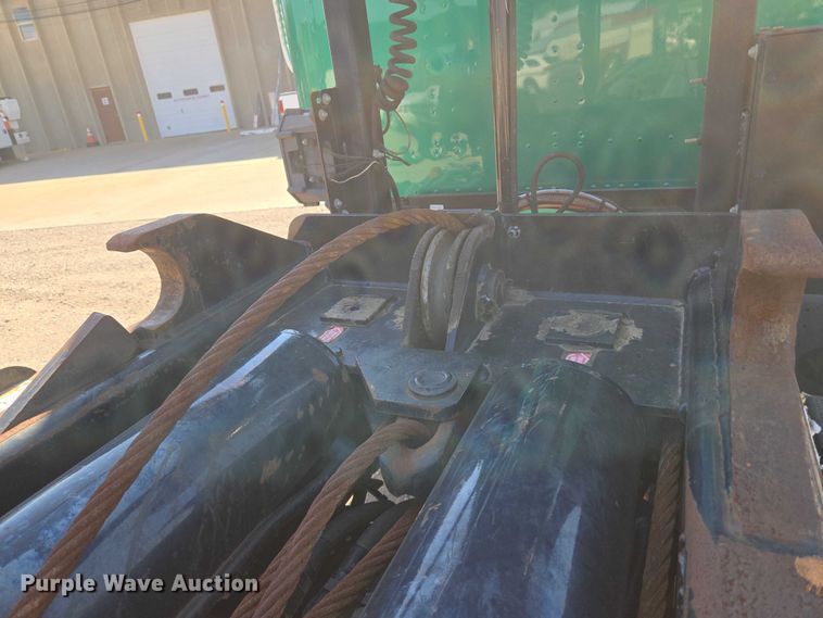 image for item EU5143 2016 Caterpillar CF7AA roll-off container truck