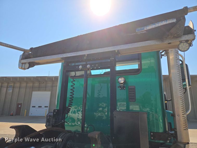 image for item EU5143 2016 Caterpillar CF7AA roll-off container truck