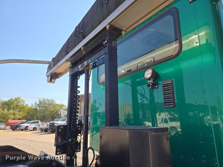 image for item EU5143 2016 Caterpillar CF7AA roll-off container truck